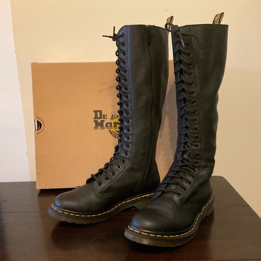 Dr Martens women size 9 / 20 Eyelet